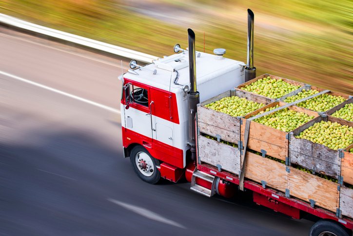 Camion transportant des des fruits exotiques